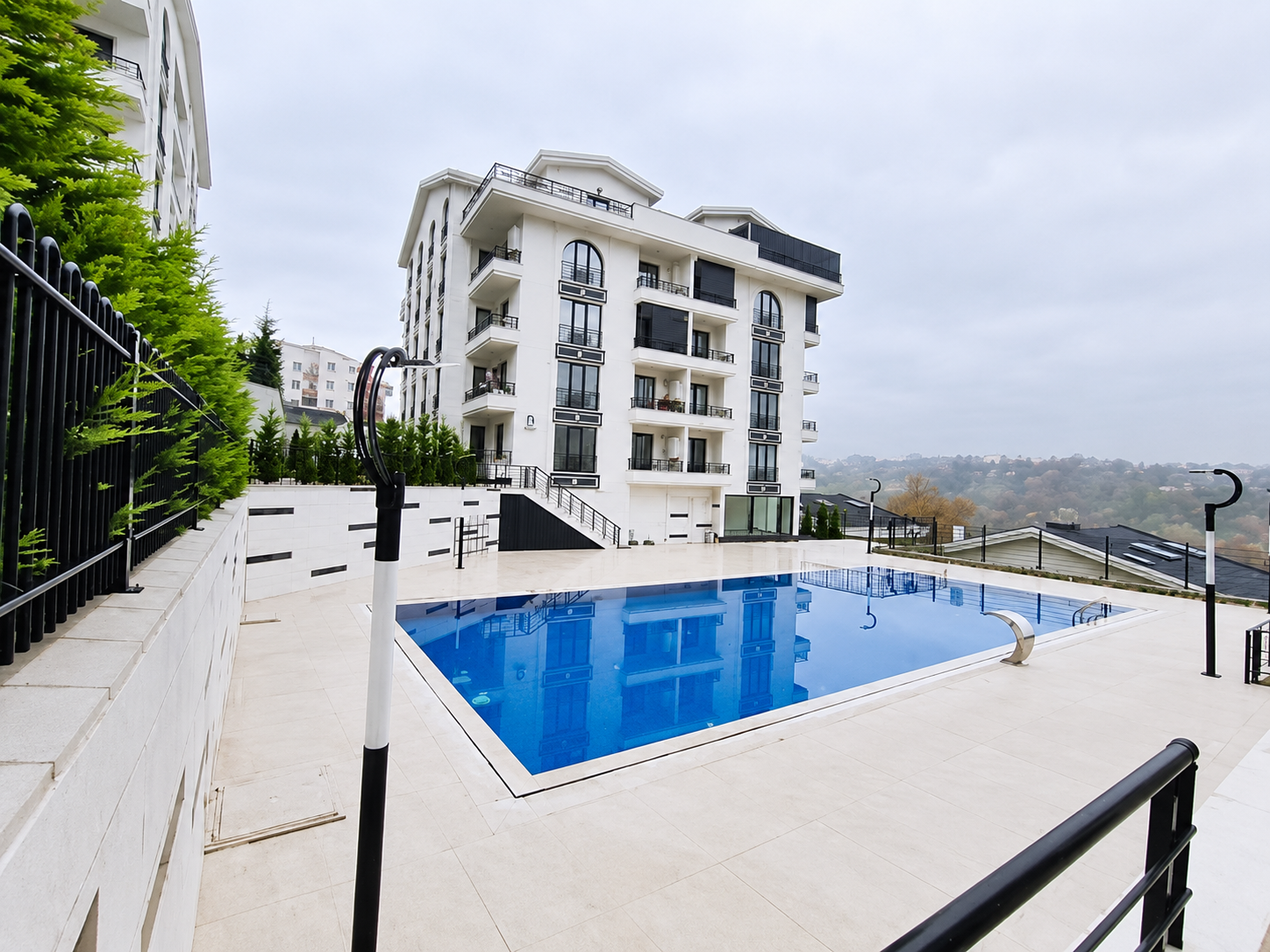 Akademik Elit Park Sitesi — havuz ve dış cephe