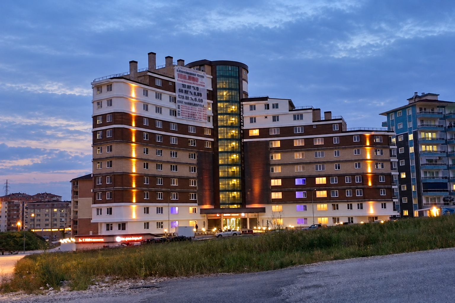 Ceren Residence dış cephesinin akşam görünümü
