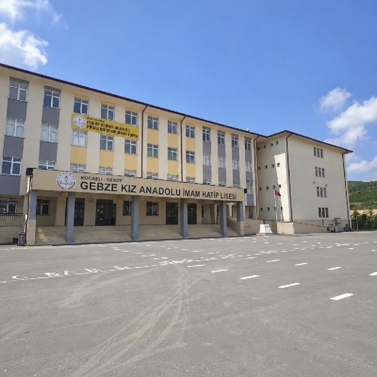 Gebze Kız Anadolu İmam Hatip Lisesi — yan açıdan okul binası