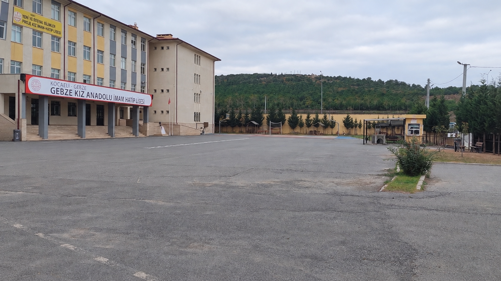 Gebze Kız Anadolu İmam Hatip Lisesi — okul bahçesi ve giriş alanı