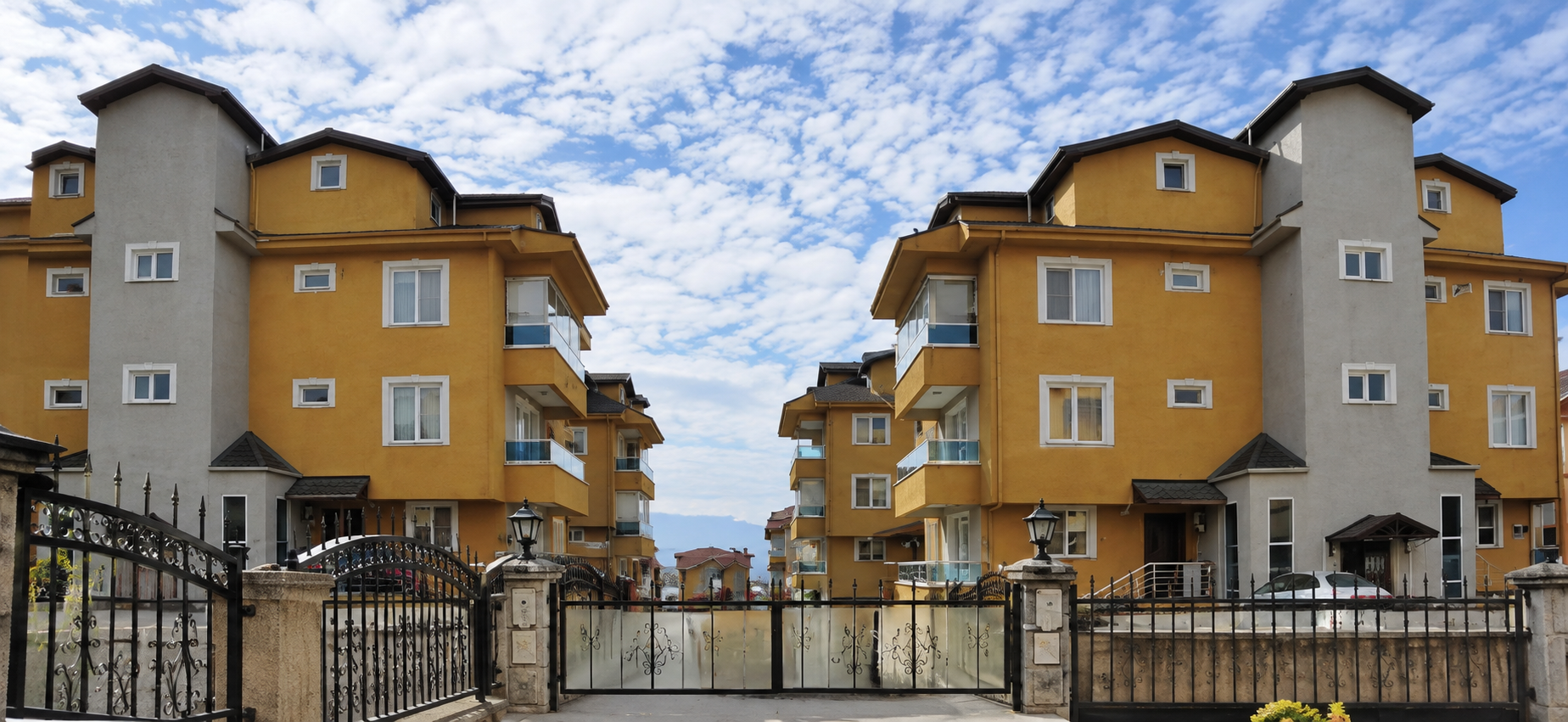 Özüm Sitesi — simetrik giriş görünümü