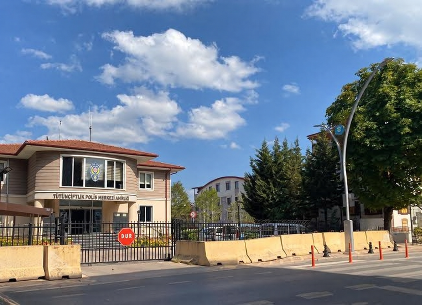 Tütünçiftlik Polis Merkezi Amirliği — cadde cephesi ve bahçe girişi