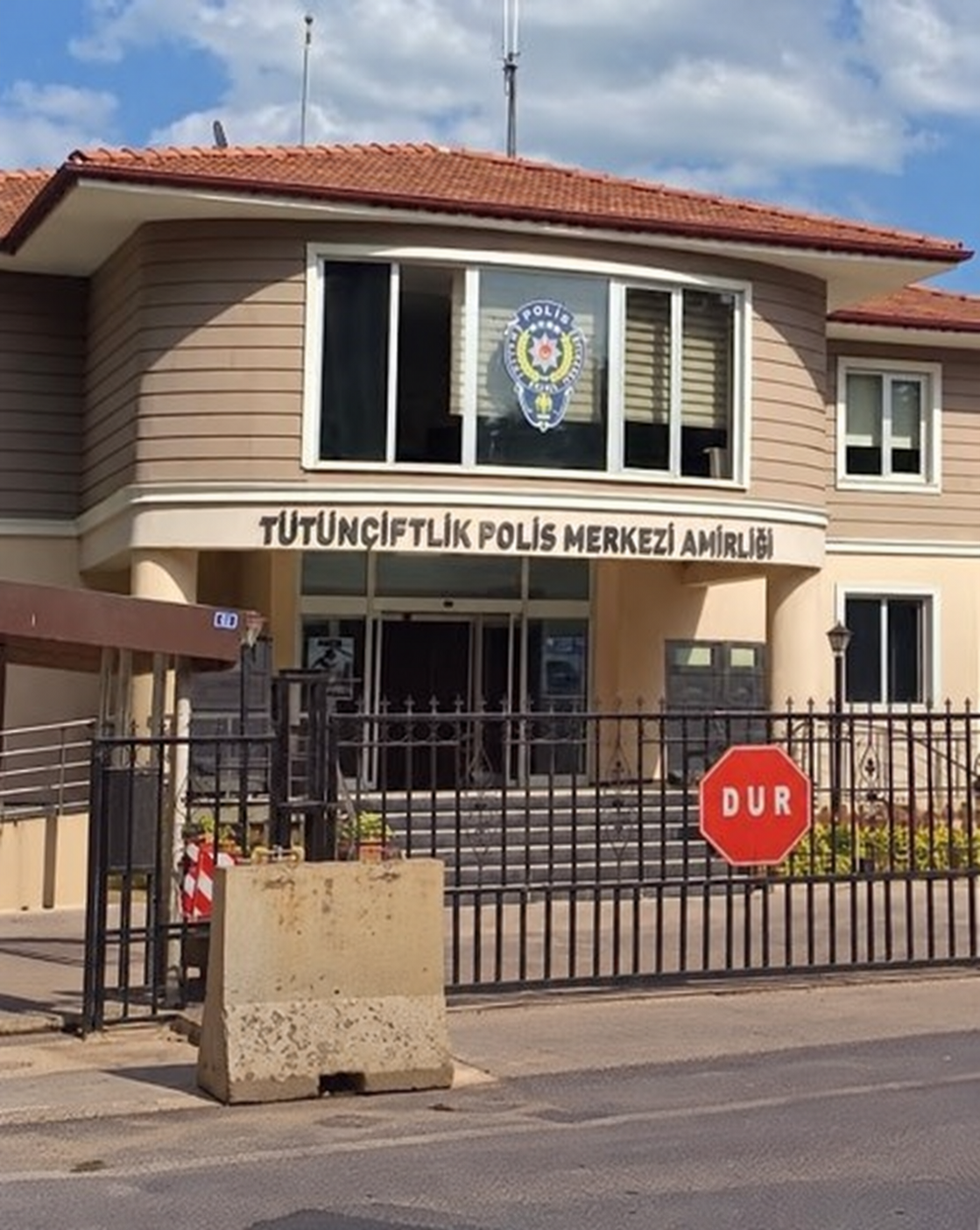 Tütünçiftlik Polis Merkezi Amirliği — giriş cephesi ve bina detayı