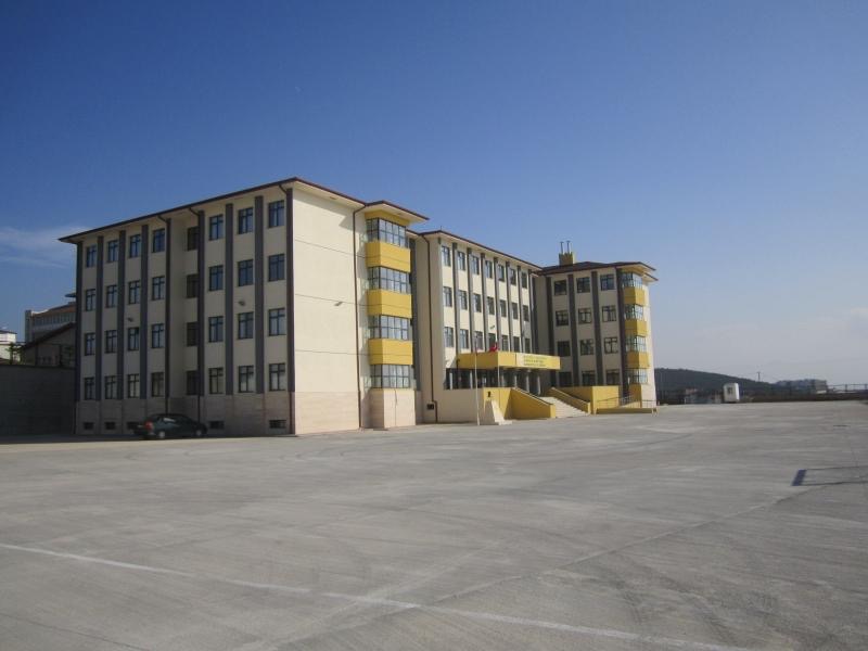 Yahya Kaptan Anadolu Lisesi — okul binası ve geniş bahçe