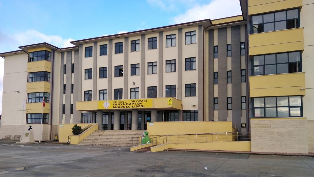 Yahya Kaptan Anadolu Lisesi — ana giriş cephesi