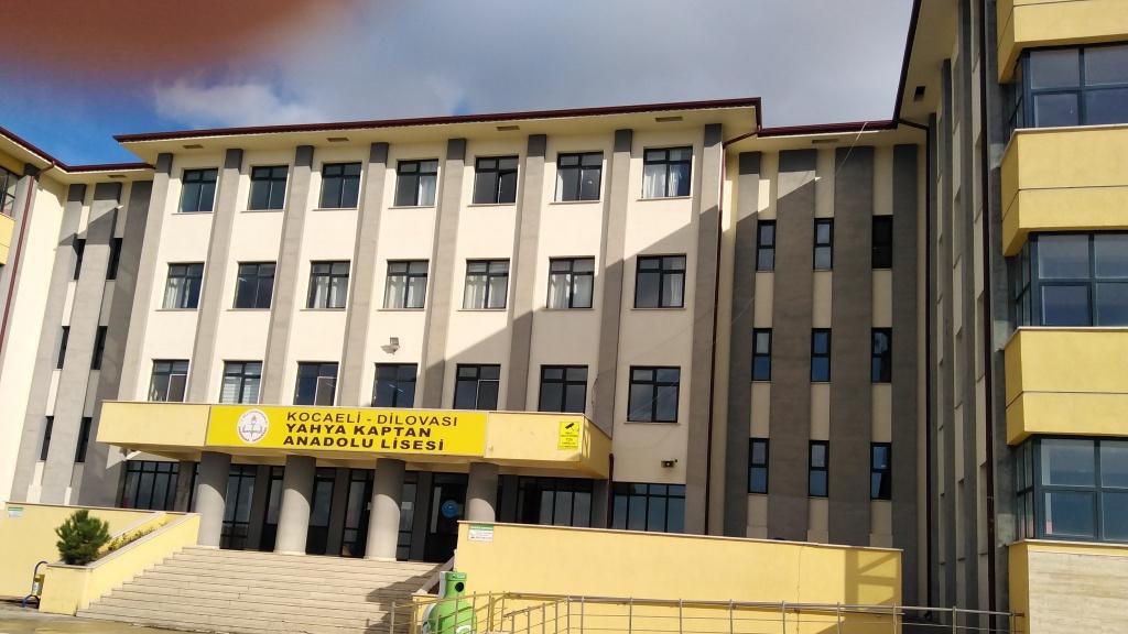 Yahya Kaptan Anadolu Lisesi — okul tabelası ve giriş merdivenleri