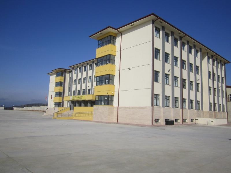 Yahya Kaptan Anadolu Lisesi — yan cephe görünümü